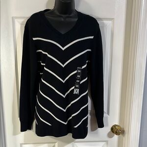 Liz Claiborne black & white V-Neck Sweater, size OX, NWT.